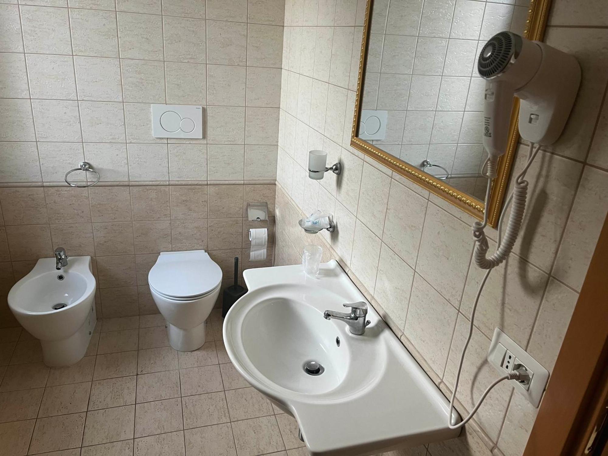 Hotel Aquila D'Oro Ciro Esterno foto